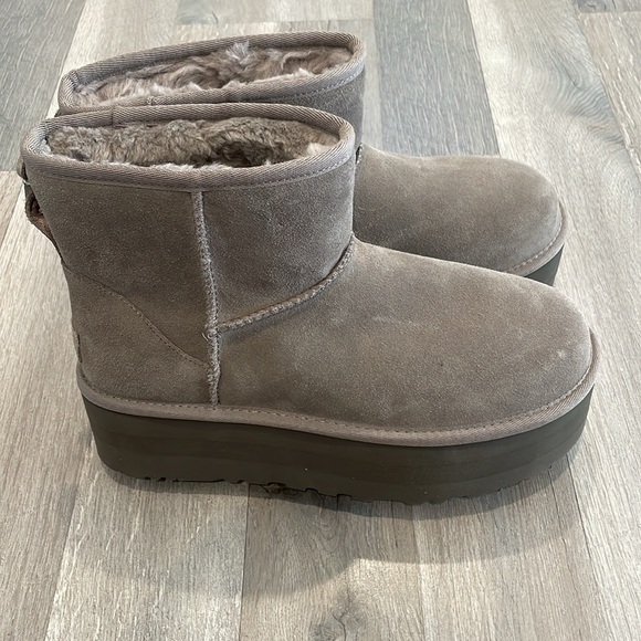 UGG WOMEN'S CLASSIC MINI PLATFORM BOOTS - Picture 9 of 16